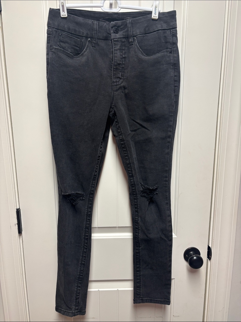 Seven7 Tummyless Black Skinny Jeans with Knee Distress size 6